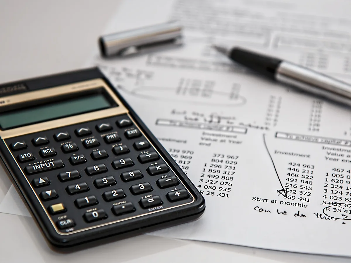 Calculatrice et tableaux financiers utilisés pour le suivi de trésorerie