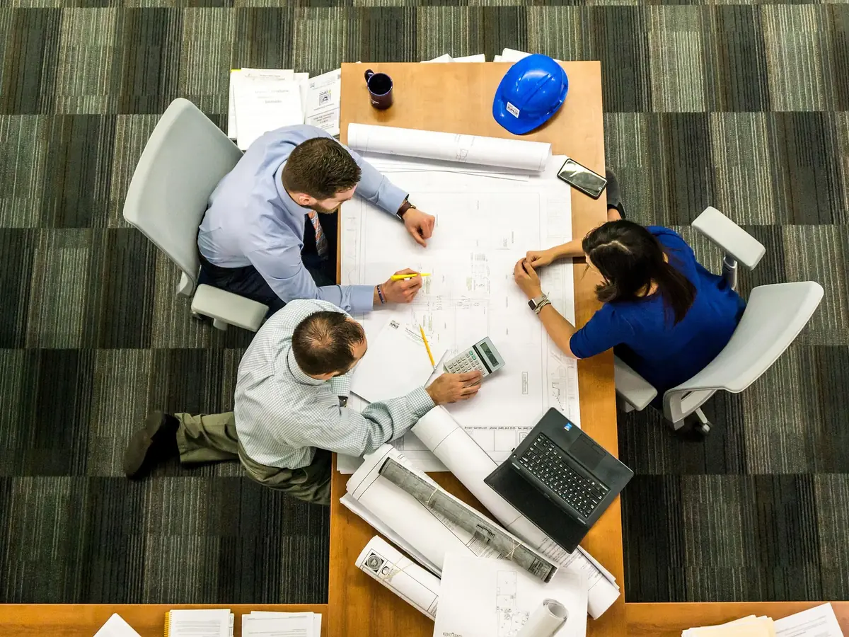 Manager et son équipe travaillant ensemble autour d'un projet